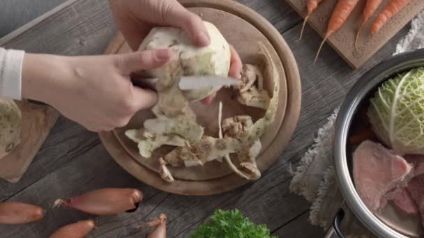 Hands Peeling Frischer Sellerie Zubereitung Von Hausgemachter Brühe Oder Suppe — Stockvideo