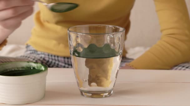 Chica Poniendo Una Cuchara Polvo Algas Clorella Vaso Agua Removiéndolo — Vídeos de Stock