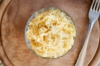 Masadaki kasede mayalanmış lahana ya da lahana turşusu. Probiyotik yiyecek.