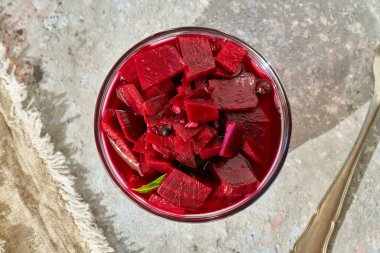 Bir kasede fermente pancar kvass - probiyotik gıda