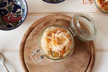 Ev yapımı mayalanmış lahana ya da cam bir kavanozda lahana turşusu.