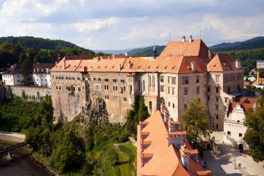 CESKY KRUMLOV, CZECH REPUBLIC - 10 Eylül 2021: Yazın kalenin manzarası