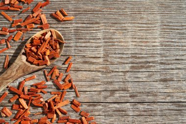 Tahta zemin üzerinde kırmızı sandal ağacı parçaları, fotokopi alanı, üst görünüm
