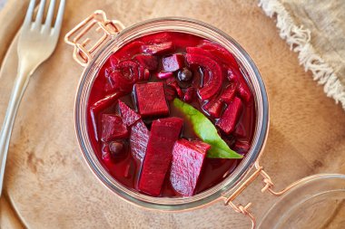 Kvass hazırlama - cam kavanozda baharatlı mayalanmış kırmızı pancar