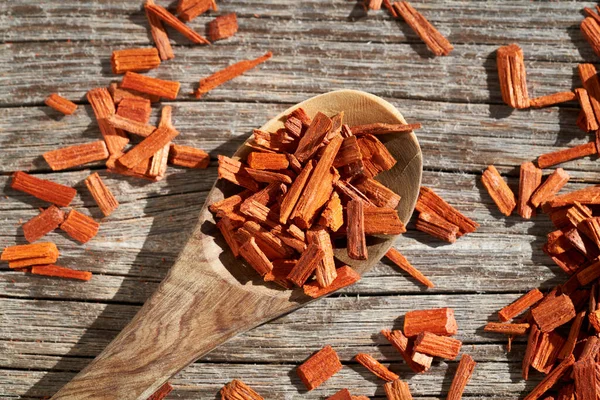 Een Lepel Rode Sandelhout Chips Bovenaanzicht — Stockfoto