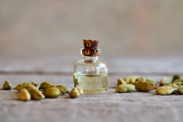 Una Botella Aceite Esencial Aromaterapia Con Semillas Enteras Cardamomo Con — Foto de Stock