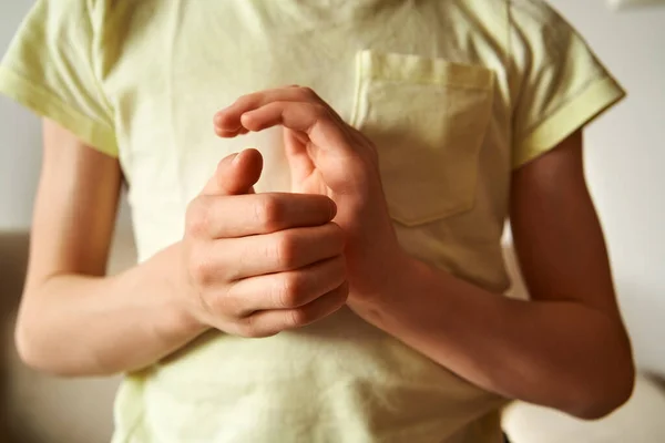 Criança Top Amarelo Praticando Eft Técnica Liberdade Emocional Tocando Ponto — Fotografia de Stock