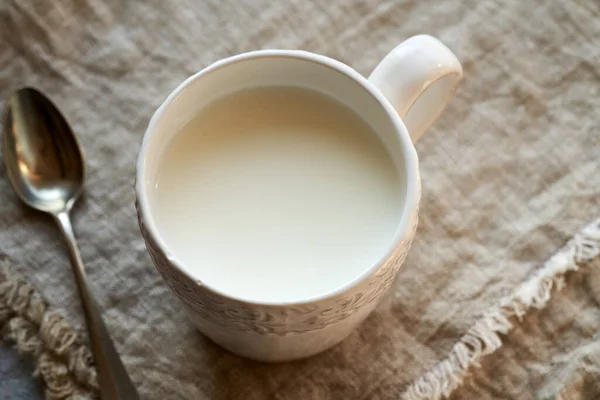 新鮮な牛乳から作られたケフィアのカップ — ストック写真