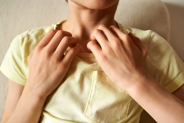 Jeune Enfant Pratiquant Eft Technique Liberté Émotionnelle Tapotement Sur Point — Photo