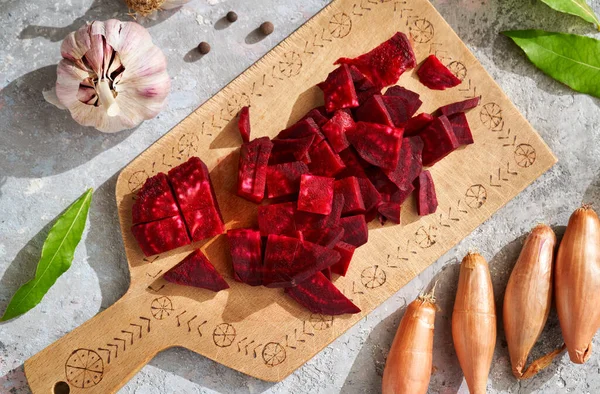 Sliced Red Beet Cutting Board Garlic Onion Spices Preparation Fermented — Stock Photo, Image