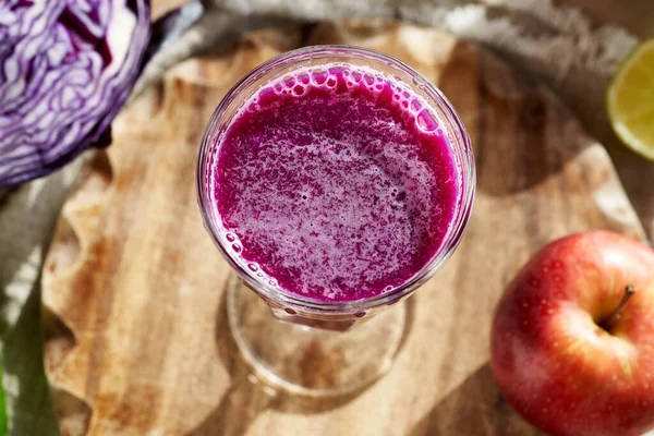 Lila Kål Juice Med Färska Grönsaker Och Frukter Ett Bord — Stockfoto