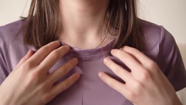 Teenage Girl Practing Eft Συναισθηματική Ελευθερία Τεχνική Χτυπώντας Στο Σημείο — Αρχείο Βίντεο