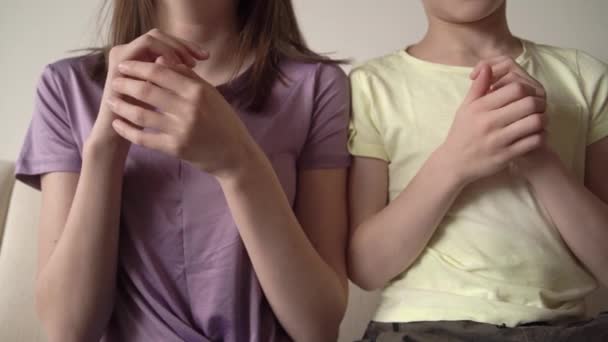 Μικρό Αγόρι Και Έφηβο Κορίτσι Που Ασκούν Eft Συναισθηματική Ελευθερία — Αρχείο Βίντεο