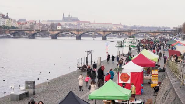 Praag Tsjechisch Republiek December 2020 Mensen Die Winkelen Naplavka Boerenmarkt — Stockvideo