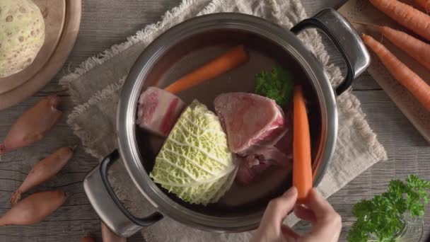 Подготовка Бульона Супа Положить Морковь Кастрюлю Костями Костного Мозга Мясо — стоковое видео