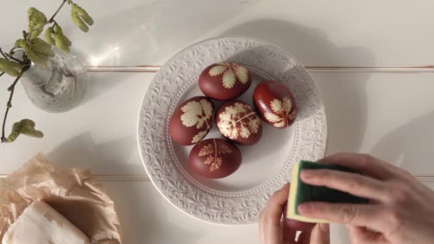 Ręce Smarowanie Jaj Wielkanocnych Domowej Roboty Barwione Skórkami Cebuli Smalcem — Wideo stockowe