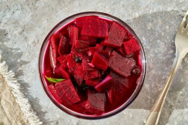 Kvass - bir kasede mayalanmış kırmızı pancar, üst manzara