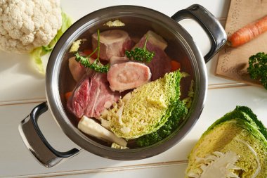 Ev yapımı et suyu veya çorba hazırlamak için gerekli malzemeler - taze ilik kemikleri, et eti ve sebze