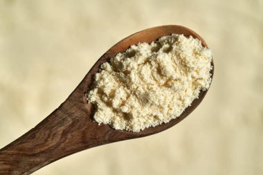 Kaşığın üzerindeki beyaz protein tozu - sağlıklı besin takviyesi