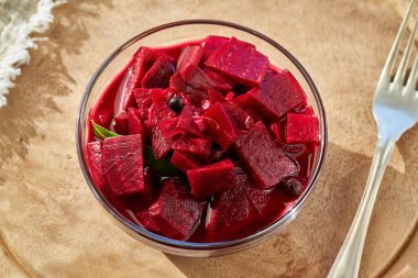 Cam bir kasede kırmızı pancar kvass - probiyotik gıda