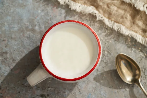 Kefir Latte Fresco Una Tazza Rossa Bianca Tavolo Vista Dall — Foto Stock