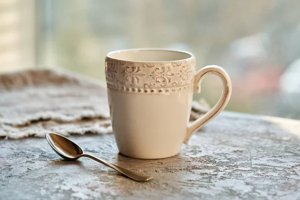 Tasse Thé Blanc Avec Une Cuillère Sur Une Table Côté — Photo