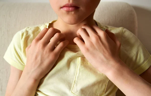 Kind Bei Emotionaler Freiheitstechnik Oder Eft Anklopfen Des Schlüsselbein Akupressurpunktes — Stockfoto