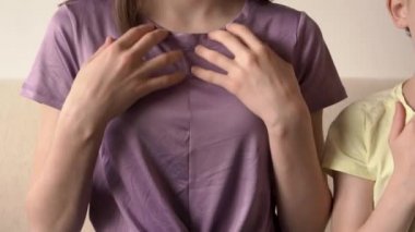 Oğlan ve kız EFT ya da duygusal özgürlük tekniği uyguluyorlar. Köprücük kemiğine hafifçe vuruyorlar.