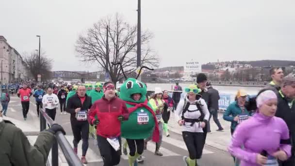 Prag Tjeckien April 2022 Människor Roliga Kostymer Kör Sportisimo Halv — Stockvideo