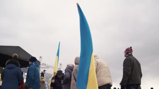 Prague Τσεχικη Δημοκρατια Απριλιου 2022 Άνθρωποι Κυματίζουν Ουκρανικές Σημαίες Στην — Αρχείο Βίντεο