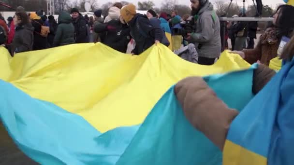 Prag Tjeckien April 2022 Ukrainska Flaggan Hålls Och Vinkas Människor — Stockvideo