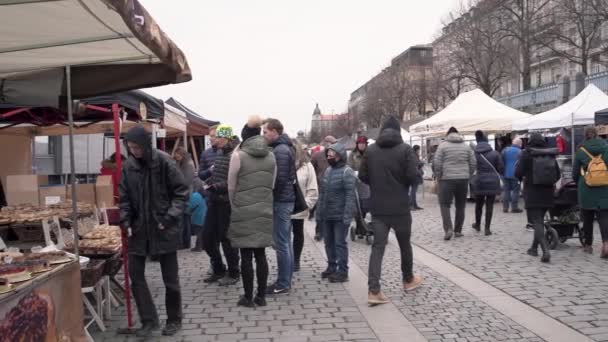 Prague Tjeckien April 2022 Människor Som Handlar Naplavka Marknaden Vissa — Stockvideo