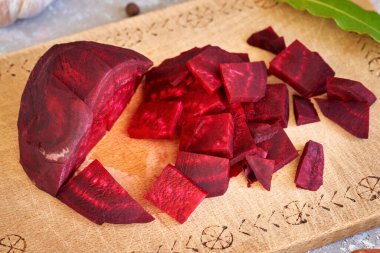 Tahta kesme tahtasında dilimlenmiş pancar kökü