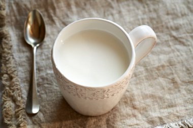 Süt kefir beyaz bir kapta - probiyotik kaynağı