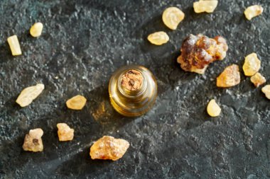 Tütsü reçineli bir şişe aromaterapi.