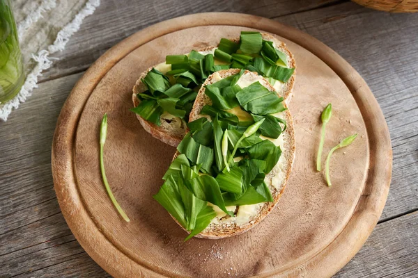 Tereyağlı, yabani sarımsaklı ya da Ramson 'lu iki dilim ekşi ekmek.