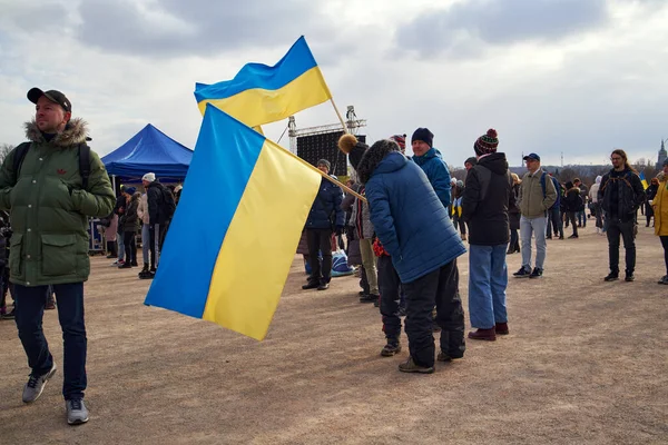 PRAG, CZECH REPUBLIC - 3 Nisan 2022: Rusya 'nın saldırganlığına karşı yardım amaçlı bir konserde halk tarafından tutulan Ukrayna bayrakları