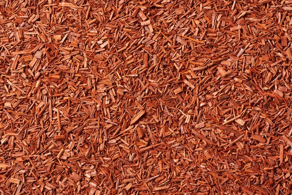 Rode Sandelhout Chips Verspreid Een Achtergrond — Stockfoto