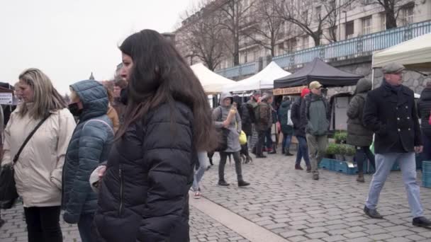 2019年4月2日 人们在Naplavka农贸市场散步和购物 有些人因为Covid 19大流行而戴口罩 — 图库视频影像