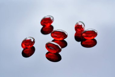 Parlak bir arkaplanda kril yağı hapları - sağlıklı besin takviyesi