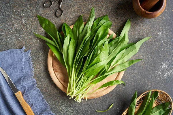 Baharda hasat edilen yabani sarımsak veya Allium ursinum, üst manzara.