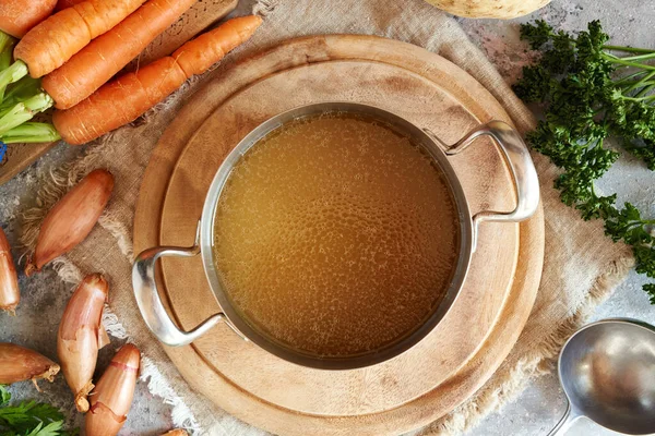 Sebuah Pot Kaldu Tulang Sapi Atas Meja Dengan Sayuran Tampilan — Stok Foto