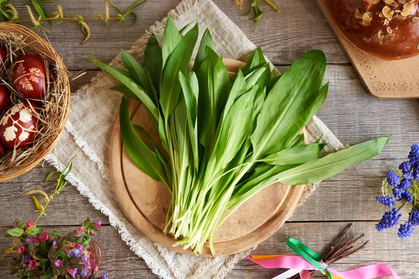 Verse Wilde Knoflookbladeren Met Mazanec Tsjechische Zoete Paastaart Geverfde Eieren — Stockfoto