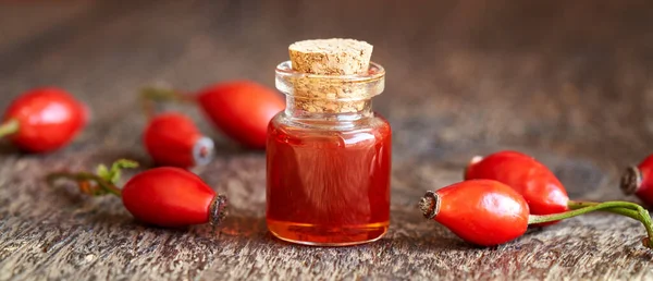 Una Botella Semilla Rosa Mosqueta Con Bayas Frescas Producto Cosmético — Foto de Stock