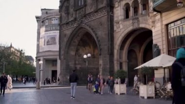 PRAG, CZECH REPUBLIC - 16 Nisan 2022: Namesti 'deki Toz Kulesi' nin tepeden tırnağa görüntüsü