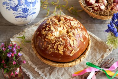 Mazanec - Akciğer çiçekleri ve soğan kabuklarıyla boyanmış yumurtalarla sıcak haç çöreğine benzeyen Çek tatlı paskalya pastası