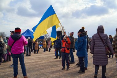 PRAG, CZECH REPUBLIC - 3 Nisan 2022: Rus saldırganlığına karşı destek olmak amacıyla Letna yardım konserinde Ukrayna bayrakları tutan insanlar