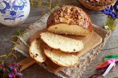 Dilimlenmiş mazanec - geleneksel Çek tatlı paskalya pastası, sıcak haç çöreğine benzer.