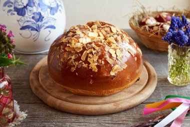 Mazanec - Çek tatlı paskalya pastası, sıcak haç çöreğine benzer, bahar çiçekleri ve yumurtalarıyla