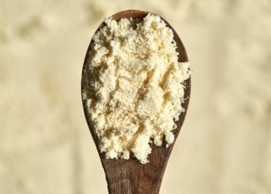 Kaşığın üstünde beyaz protein tozu, üst manzara.
